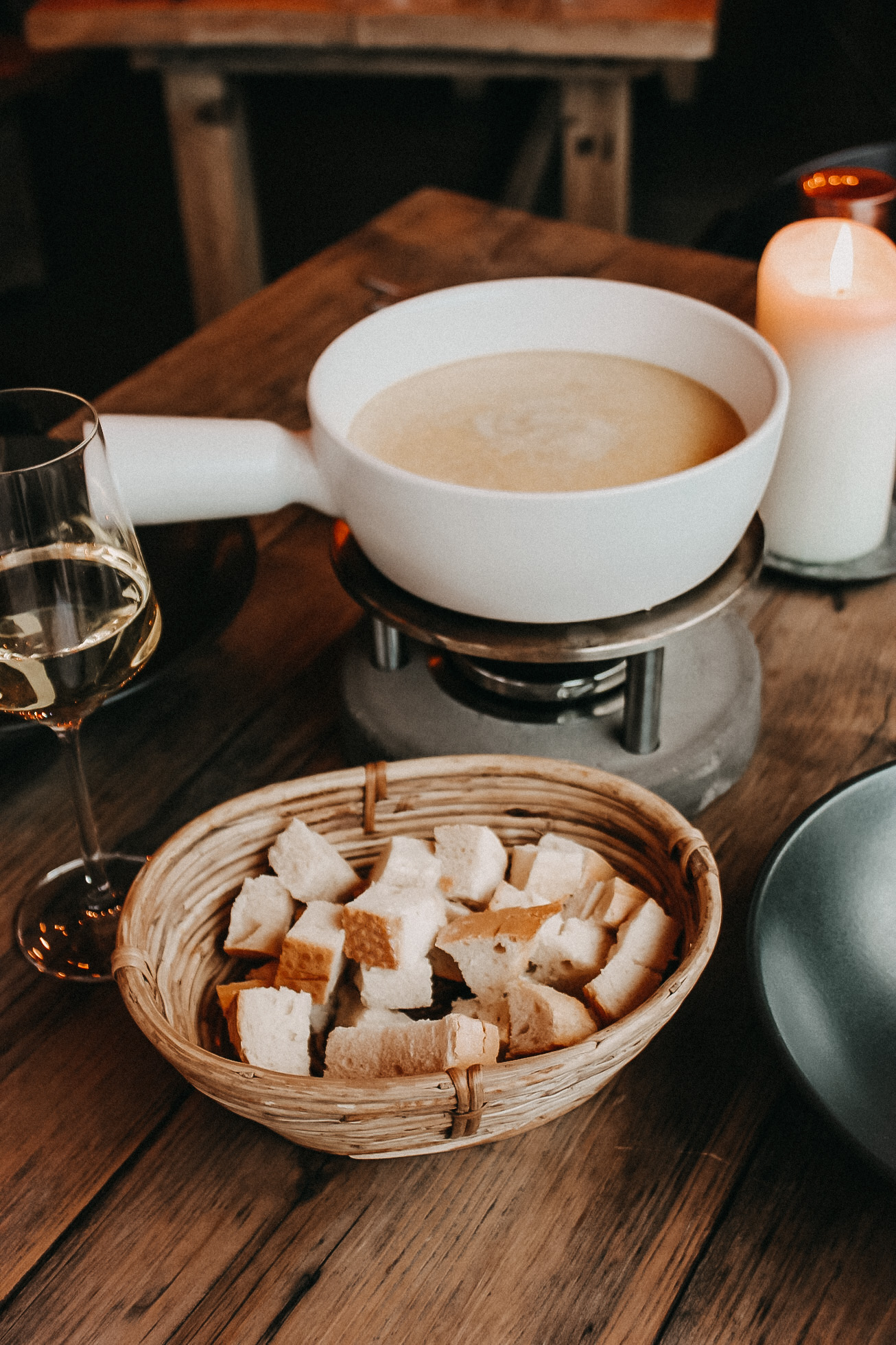 Nahaufnahme von Käsefondue mit Brot und Gemüse zum Dippen